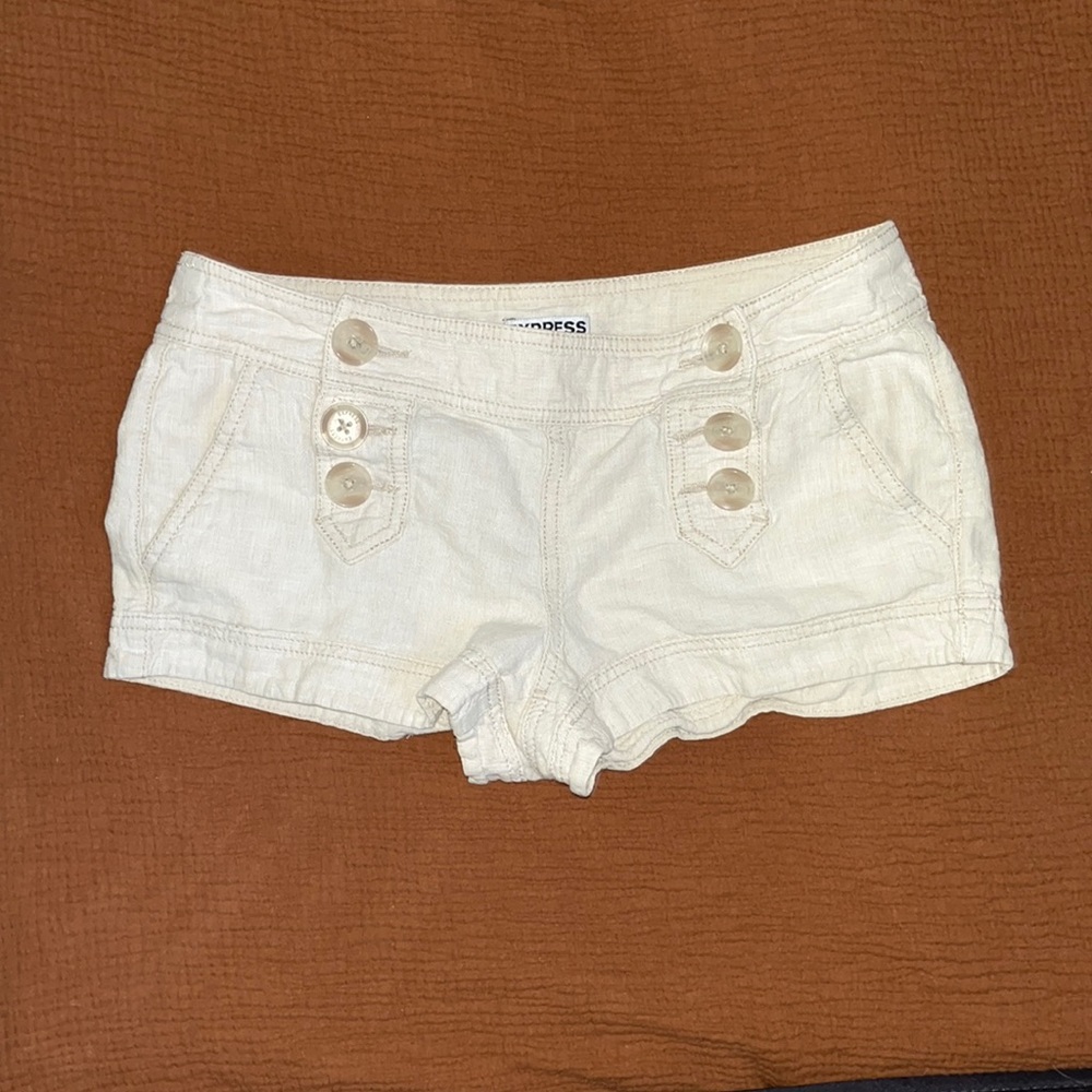 Women’s low cut, linen blend shorts